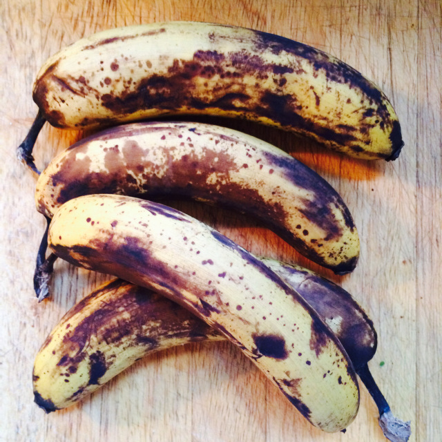 These are my sad black bananas. I wanted to make them happy again, by making them into supercake.